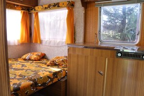 2 bedrooms, WiFi - ZEcamping 3 étoiles piscine animaux acceptés club enfant tente 8m2 (Sauxillanges)