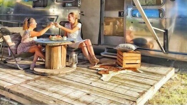 A recreational vehicle with a covered dining area and a small table. - ZEcamping 3 étoiles familial piscine chauffée locatif 16m2 2 pers (Hauterives)