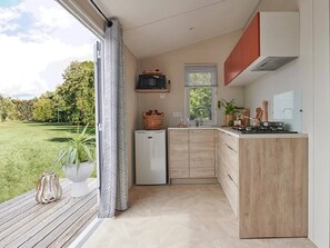 Fridge, microwave, stovetop - ZEcamping 3* piscine chauffée pataugeoire locatif TV clim 27m2 4 pers (Surgères)
