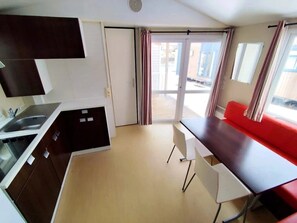 Fridge, microwave, oven, stovetop - ZEcamping 3 étoiles piscine pet friendly club enfant tente 27m2 4 pers (Sauxillanges)