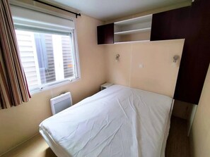 3 bedrooms, WiFi - ZEcamping 3 étoiles piscine pet friendly club enfant tente 27m2 4 pers (Sauxillanges)