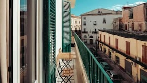 A balcony with a view of a street and buildings. - Valguarnera Studio Apartaments (Palermo)