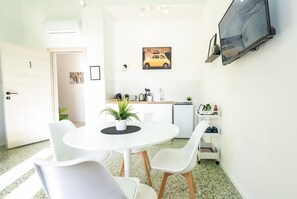 Deluxe Apartment, Non Smoking, Balcony | Dining - Valguarnera Studio Apartaments (Palermo)