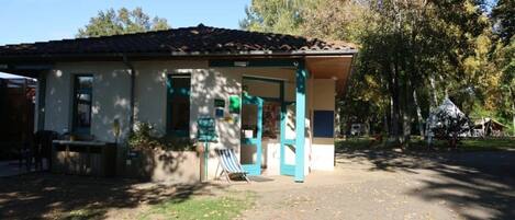 المنشأة من الخارج