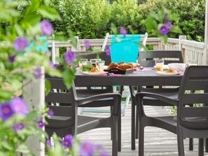 Outdoor dining - ZEcamping 4* 1km plage piscine chauffée dog friendly locatif TV LV (Fouesnant)
