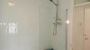Bidet, towels, soap, toilet paper - PapaJoe's Get-away! Just what you deserve
sleeps 8/2 toilets/6 min to Waterworld (Stoke-on-Trent)
