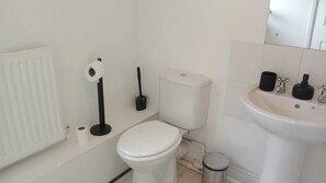 Bidet, tovalloles, sabó i paper higiènic 