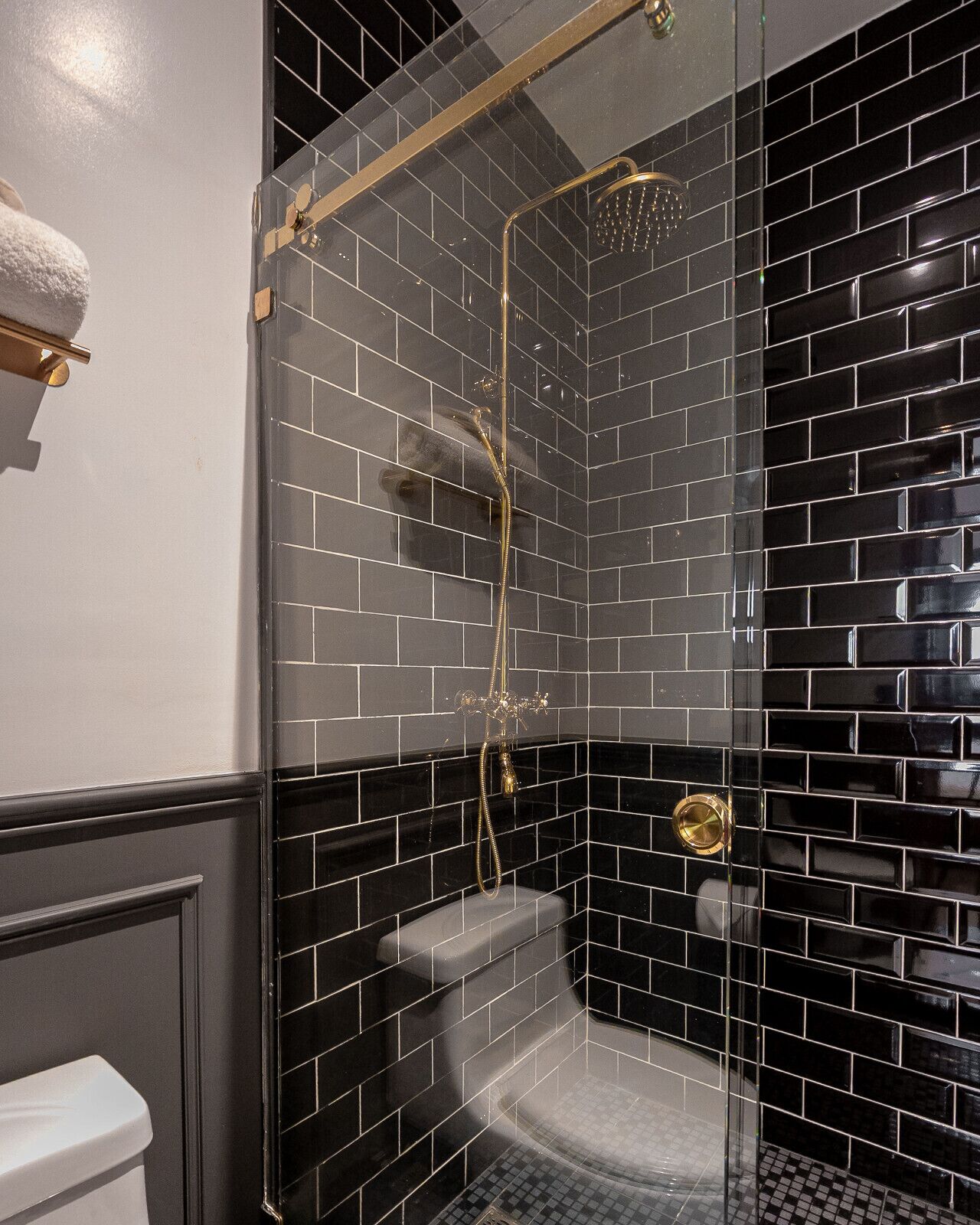 Douche, sèche-cheveux, serviettes fournies