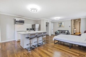 Desk, WiFi, bed sheets