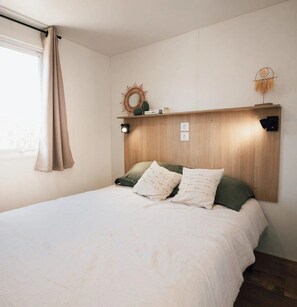 3 bedrooms, WiFi - ZEcamping 4* familial espace aquatique pet friendly locatif TV LV clim (Soullans)