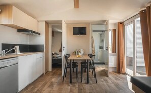Fridge, microwave, stovetop, dishwasher - ZEcamping 4* espace aquatique animations locatif TV LV clim 32m2 (Soullans)