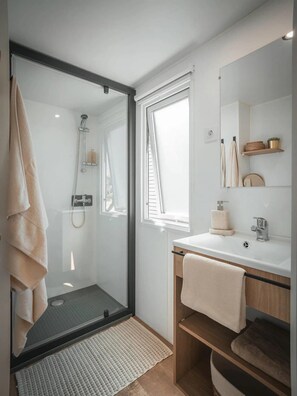 Bathroom - ZEcamping 4* espace aquatique animations locatif TV LV clim 32m2 (Soullans)