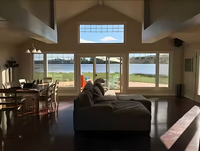 Winter Wonderland Cottage | Private Lakefront Stay