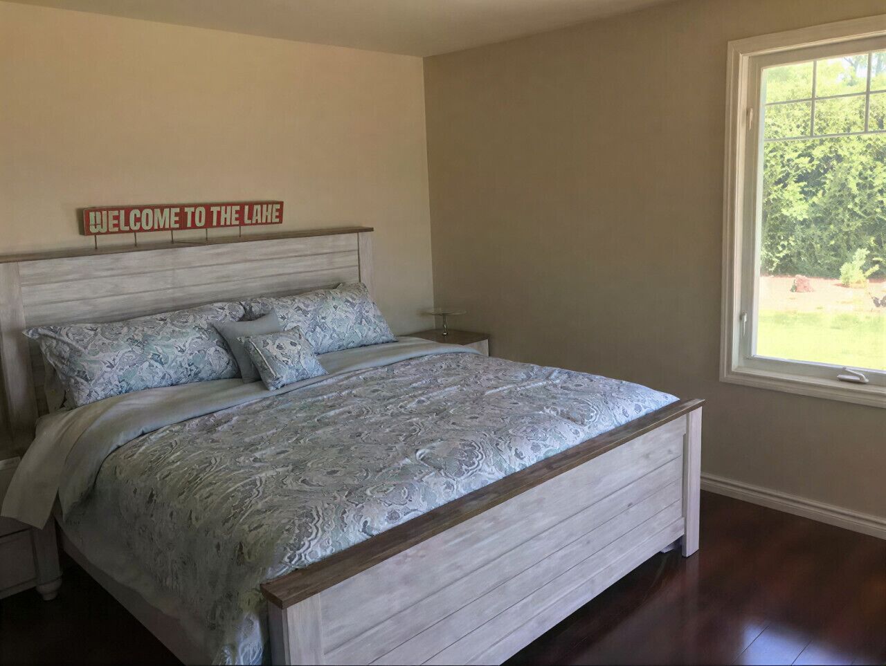 Desk, iron/ironing board, WiFi, bed sheets