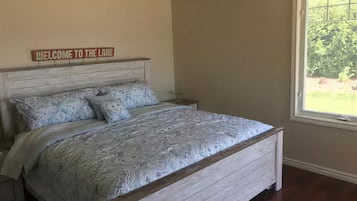 Desk, iron/ironing board, WiFi, bed sheets
