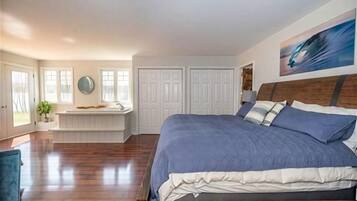 Desk, iron/ironing board, WiFi, bed sheets