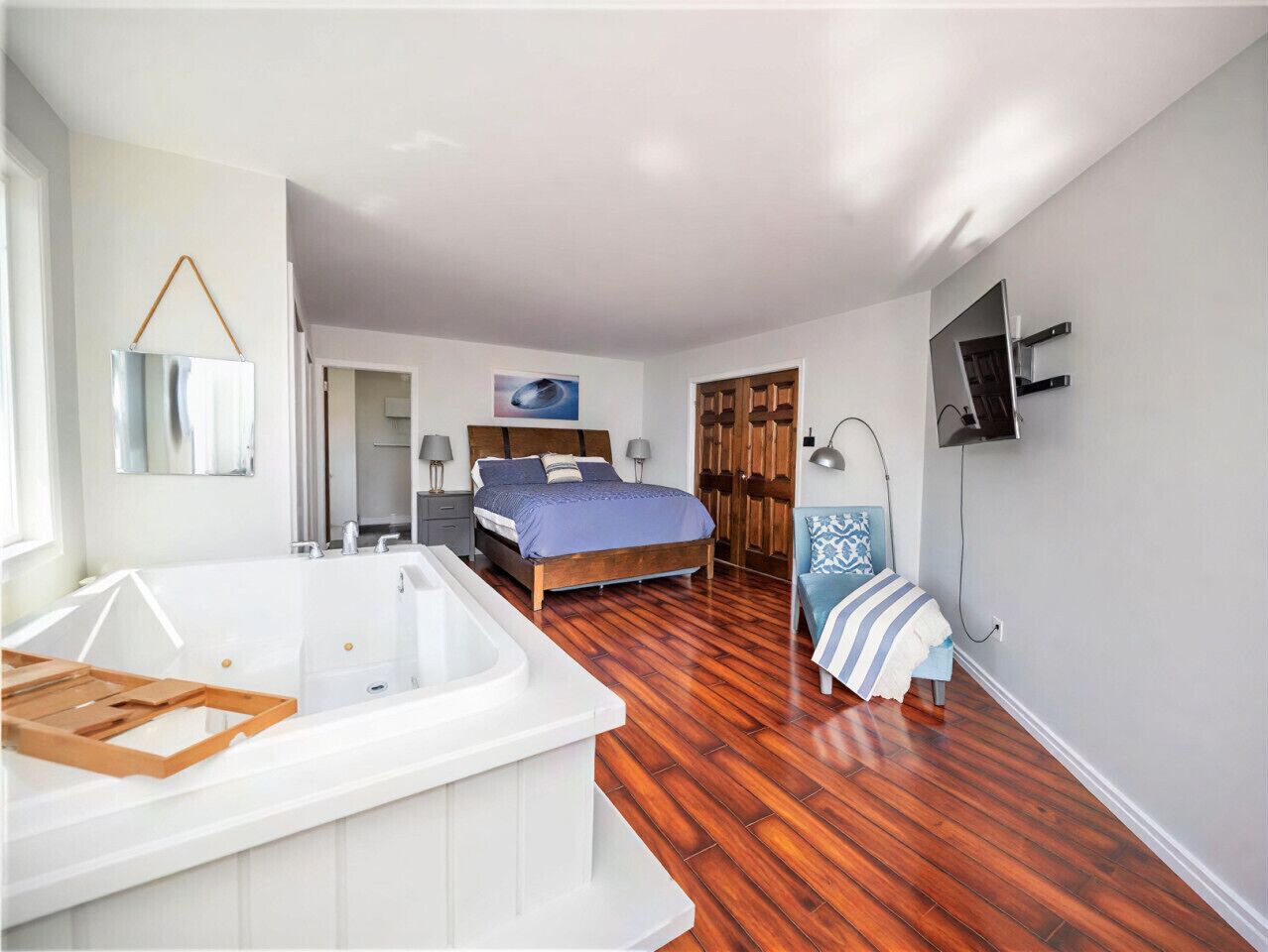 Desk, iron/ironing board, WiFi, bed sheets