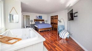 Desk, iron/ironing board, WiFi, bed sheets - Summer Ready: Private 4BR Lakefront Cottage in Barry's Bay (Barry`s Bay)