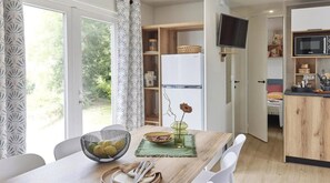 Dining - ZEcamping 4* espace aquatique locatif TV LV clim 40m2 (Soullans)
