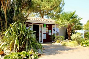 Exterior - ZEcamping 4* espace aquatique locatif TV LV clim 40m2 (Soullans)