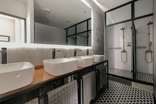 Secador de pelo y toallas