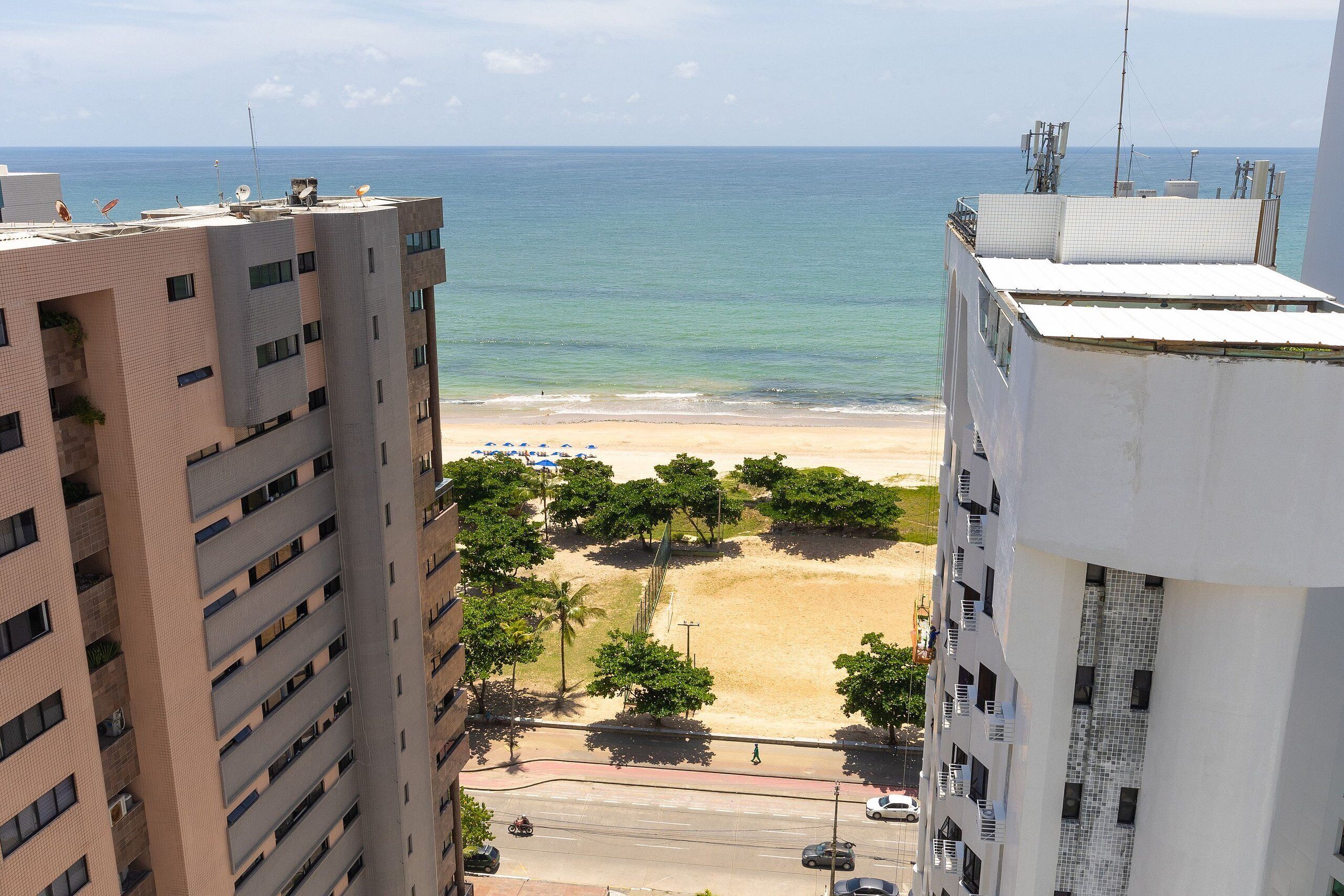 Un edificio alto con vistas a una playa y el océano.