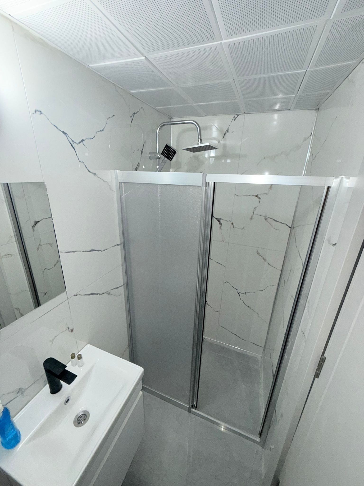 Kamar Keluarga | Kamar mandi | Shower, shower pijat air,  dan perlengkapan mandi gratis