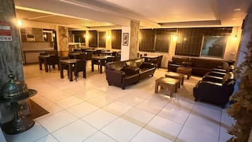 32-inch Smart TV with satellite channels, MP3 dock, streaming services