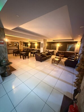 Een 32-inch smart-tv met satellietzenders en een mp3-dock