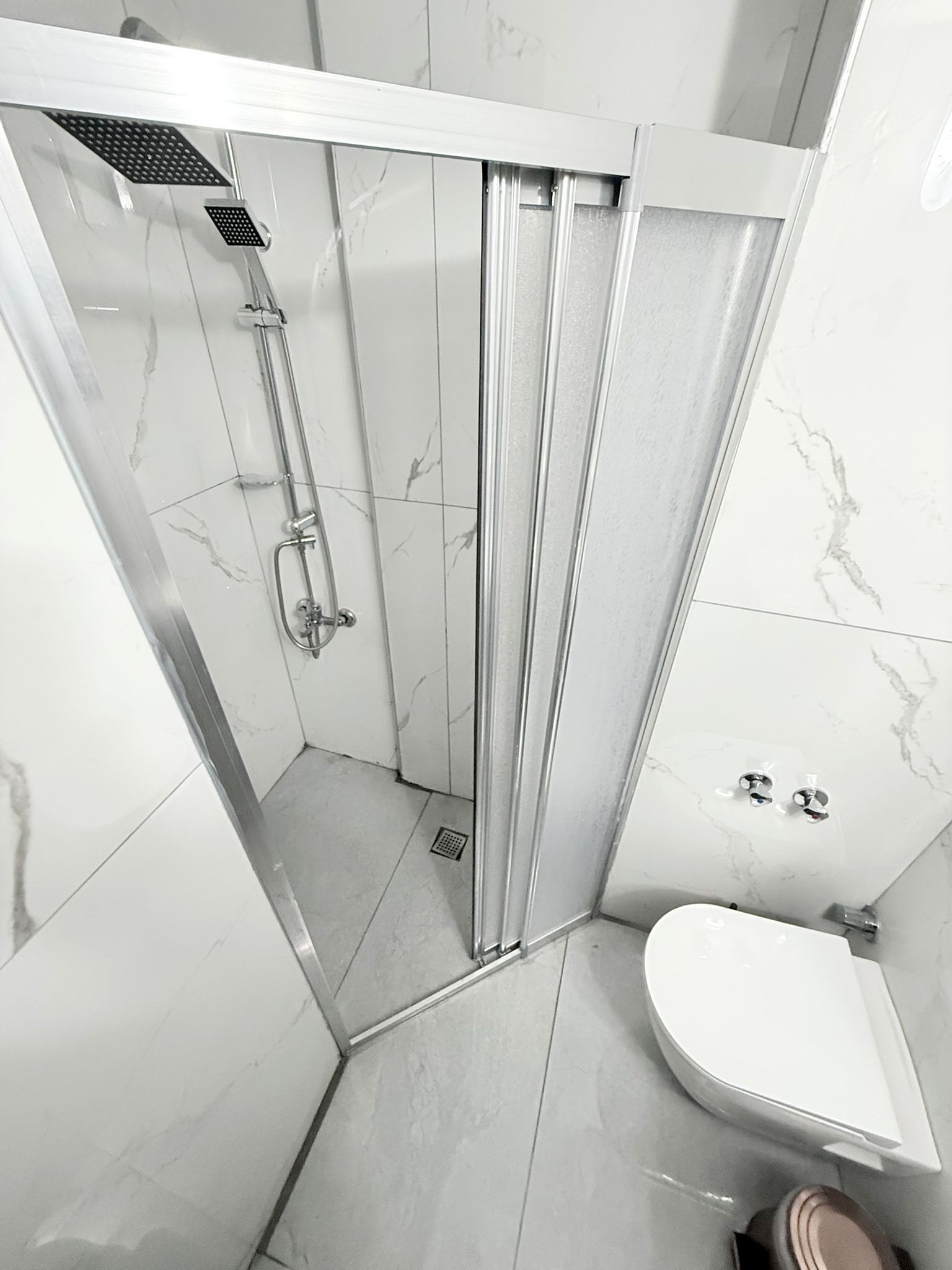 Ducha, cabezal de ducha con hidromasaje, artículos de tocador gratuitos