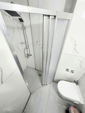 Ducha, cabezal de ducha con hidromasaje, artículos de tocador gratuitos