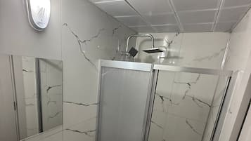 Douche, douche hydromassante, articles de toilette gratuits