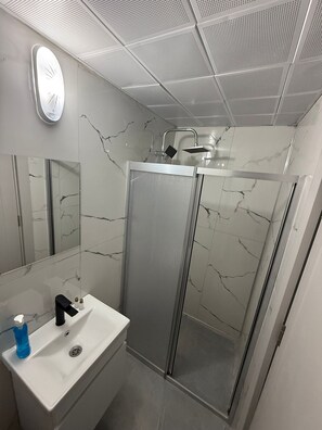 Shower, hydromassage showerhead, free toiletries, hair dryer - Özgür Family Otel (Antalya)