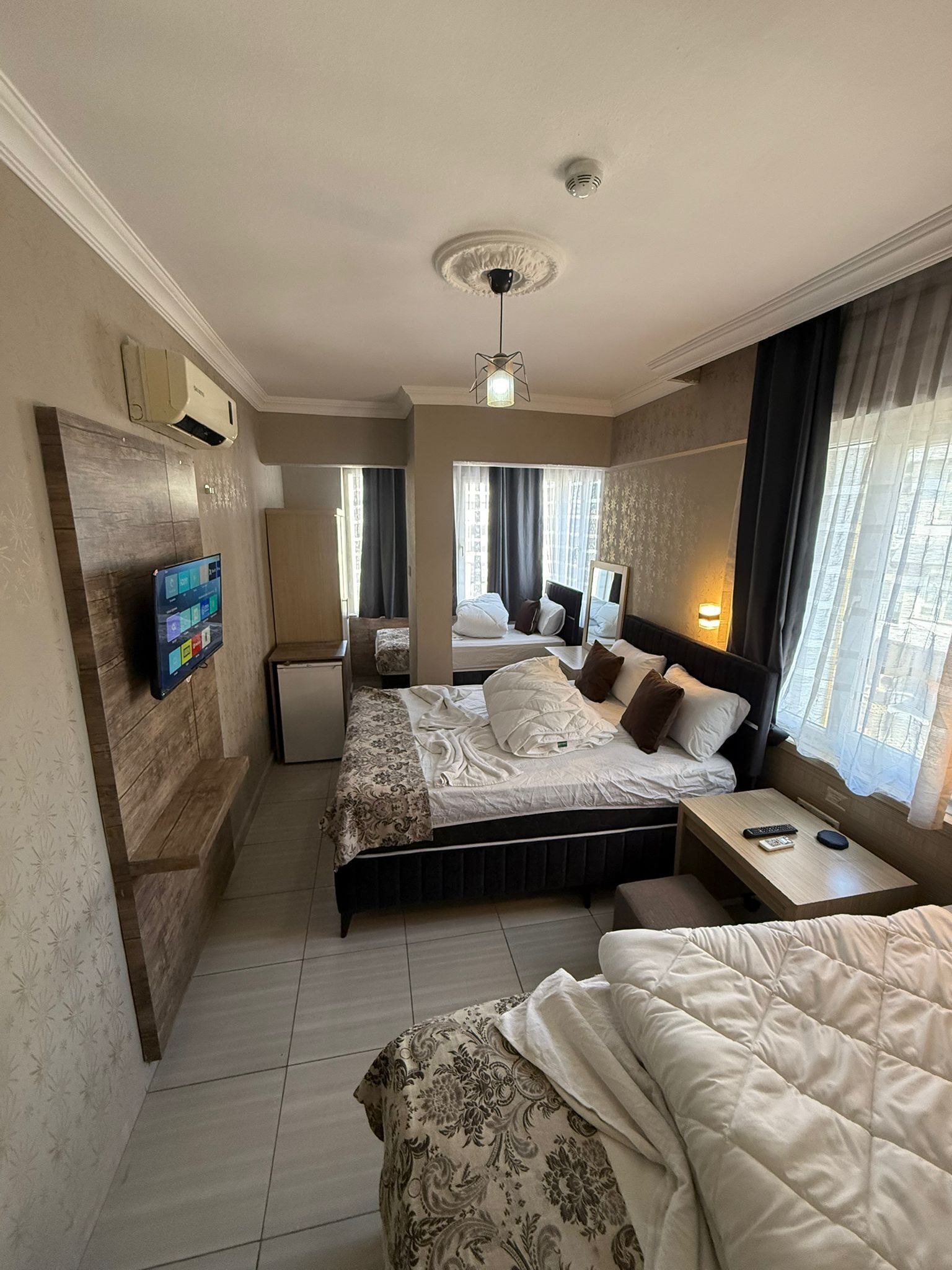 Kamar Quadruple Keluarga | Seprai Frette Italia, seprai premium, dan selimut bulu angsa