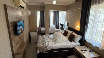 Kamar Quadruple Keluarga | Seprai Frette Italia, seprai premium, dan selimut bulu angsa