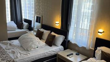 Kamar Quadruple Keluarga | Seprai Frette Italia, seprai premium, dan selimut bulu angsa