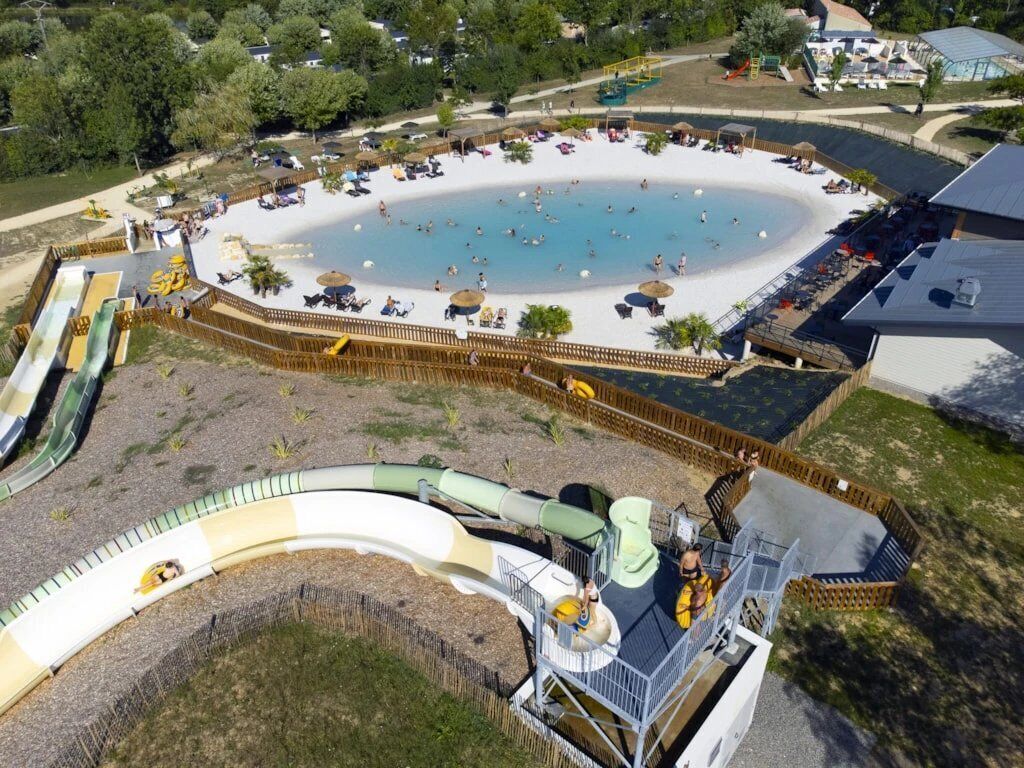 Una piscina cubierta, una piscina climatizada