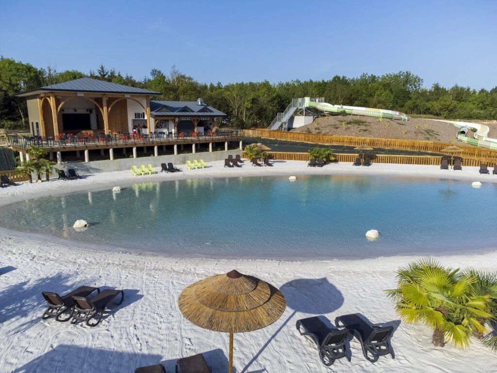 Una piscina cubierta, una piscina climatizada