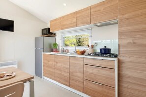 Kühlschrank, Mikrowelle, Herdplatte, Geschirrspüler