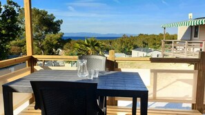 Outdoor dining - ZEcamping 3* 200m plage locatif vue mer TV LV clim 20m2 2 pers (Hyères)