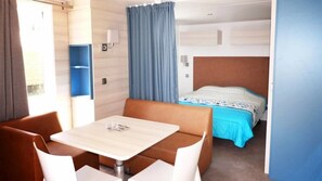 2 bedrooms, WiFi - ZEcamping 3* 200m plage locatif vue mer TV LV clim 20m2 2 pers (Hyères)