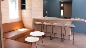 Interior - ZEcamping 3* 200m plage locatif TV LV clim 40m2 6 pers (Hyères)