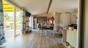 Fridge, microwave, oven, stovetop - ZEcamping 4* piscine couverte club enfant locatif TV LV clim 40m2 (Laroque-des-Albères)