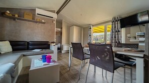 TV, ping pong - ZEcamping 4* piscine couverte club enfant locatif TV LV clim 40m2 (Laroque-des-Albères)