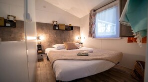 5 bedrooms, WiFi - ZEcamping 4* familial piscine couverte jacuzzi locatif TV LV clim 35m2 (Laroque-des-Albères)