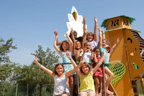 Children’s area - ZEcamping 4* familial piscine couverte jacuzzi locatif TV LV clim 35m2 (Laroque-des-Albères)