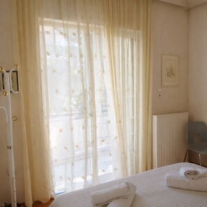1 slaapkamer, een strijkplank/strijkijzer, wifi, beddengoed