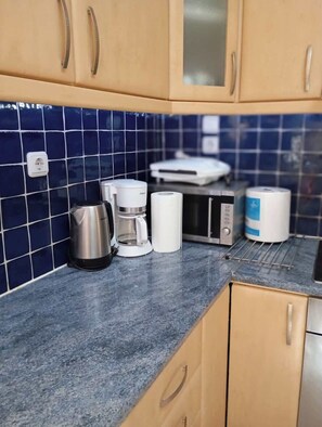 Frigorífico, microondas, horno y placa de cocina