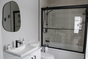 Ducha, bañera de hidromasaje, secador de pelo, toallas