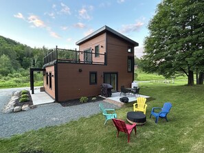 A modern two-story house with a balcony, outdoor seating area, and a well-maintained lawn. - La Casa TiMoris (Wentworth-Nord)